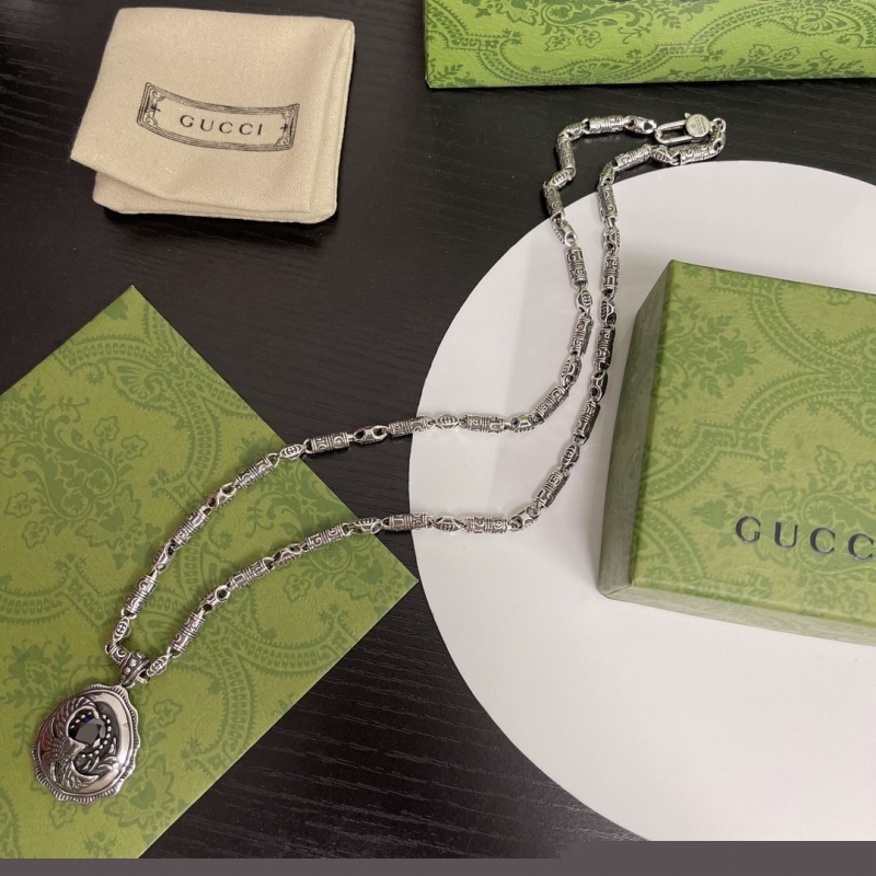 G*u*i necklaces
